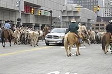 Ein Bild aus glücklichen Zeiten: Cowboy reiten in Januar 2007 für den Dodge-Truck vor der Cobo-Hall, dem Ort der North American International Auto-Show. Foto: UnitedPictures